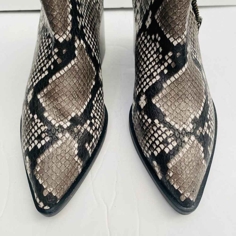 Blondo Women Elvina White Gray Snake Skin Ankle Boots Size 7.5